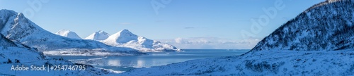 Panorama vom Grøtfjord in Norwegen im Winter © luili