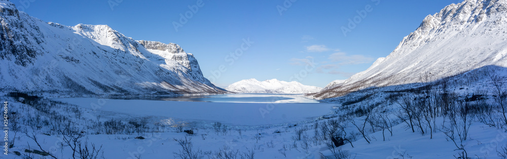 Panorama vom Grøtfjord in Norwegen im Winter