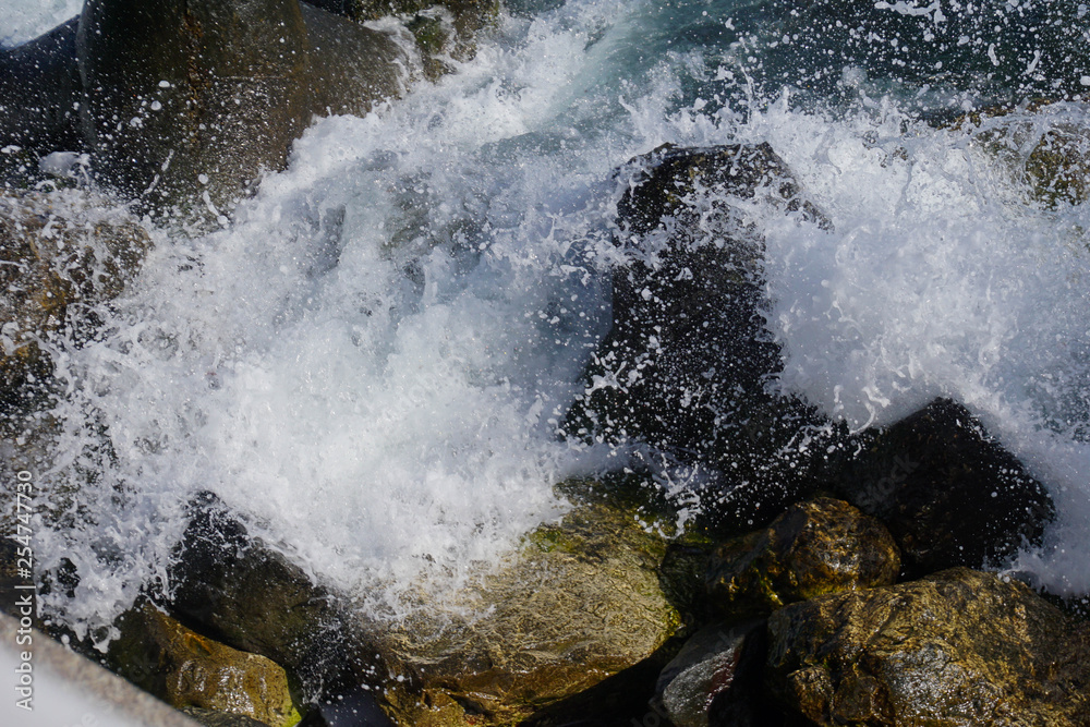 Obraz premium Black Sea waves versus rocks