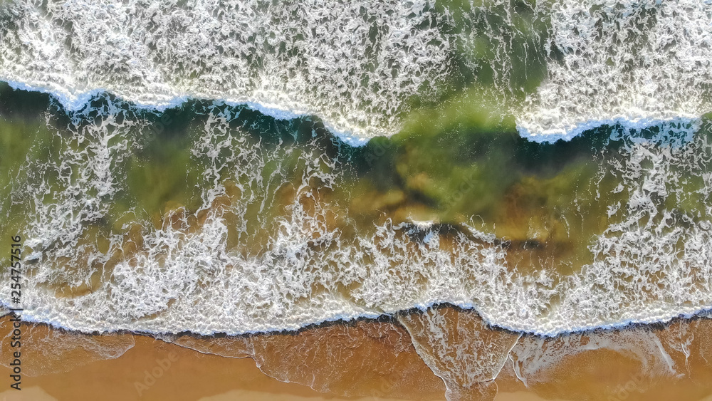 Φωτογραφία Aerial view of the beach of spain The waves come to the shore an