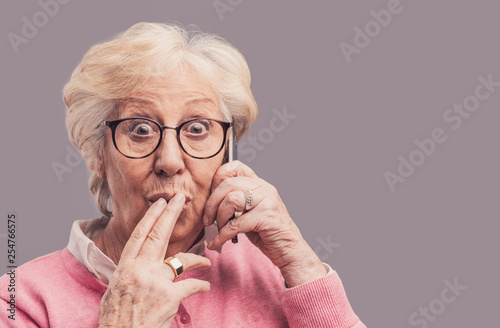 Foto Senior lady gossiping on the phone