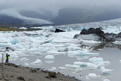 Touristen am Gletschersee Jökulsalaron, Island photo