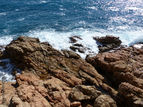 Felsenküste und Meer im glitzernden Licht