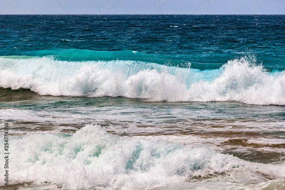 Fototapeta premium Breaking wave near ocean shore
