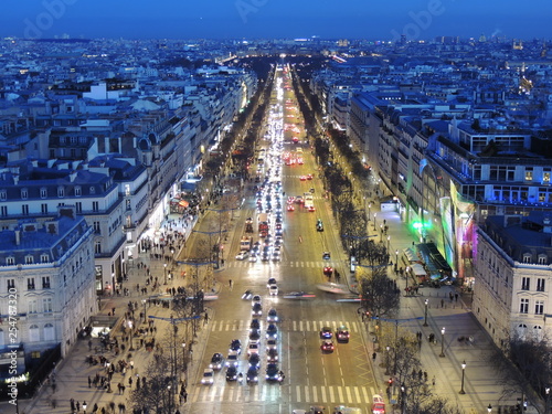 L'heure bleue aux Champs-Élysées