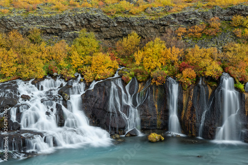 Herbst am Wasserfall Hraunafoss, Island © sailer