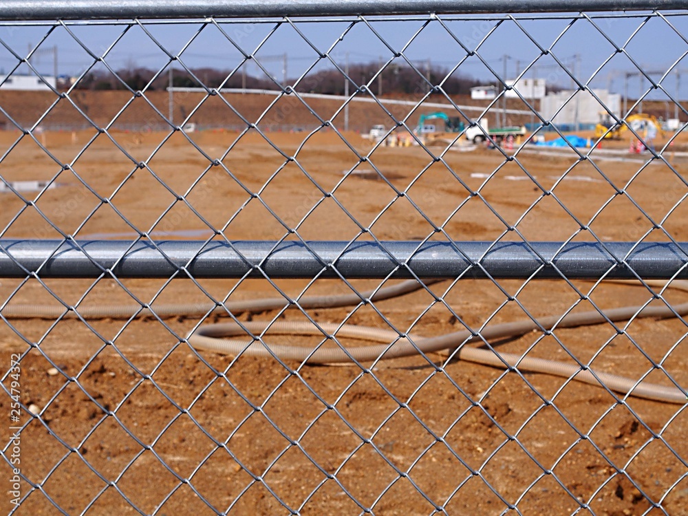 Fototapeta premium 防護フェンスに囲まれた土木工事現場