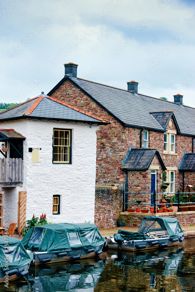 Obraz premium River and boats at Old city Brecon in UK