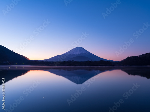 精進湖湖畔からの夜明けの富士山