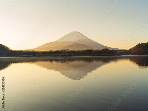 精進湖湖畔からの夜明けの富士山