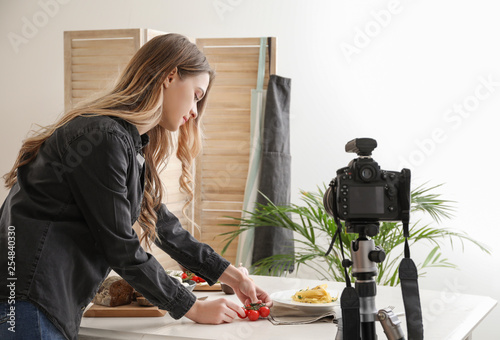 Female food photographer wo...
