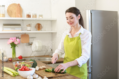Beautiful woman cutting veg...