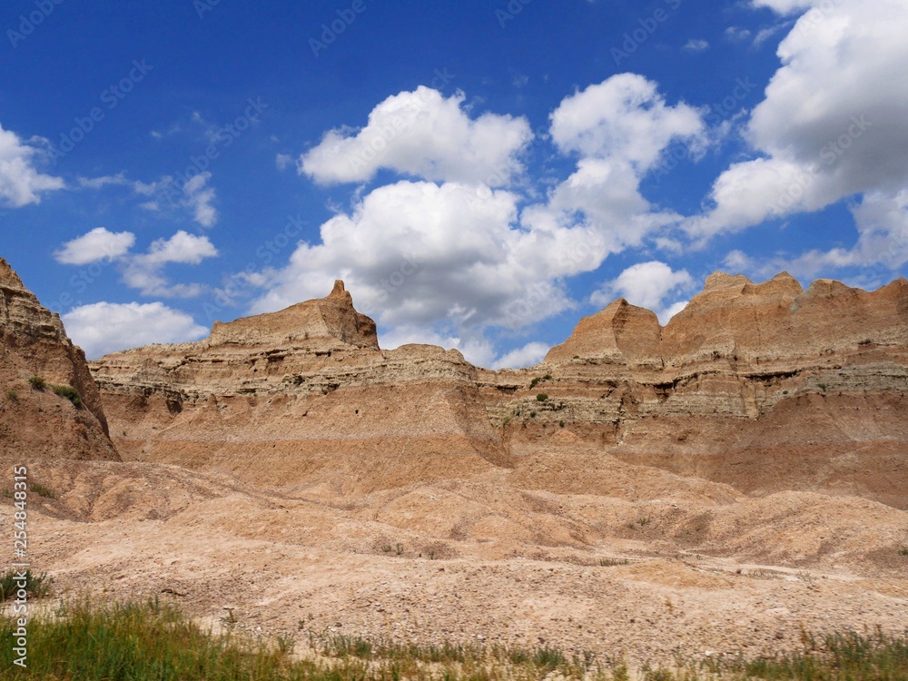 Fototapeta premium Layered rock formations at the Badlands National Park in South Dakota, USA.