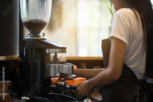 Εκτύπωση καμβά Coffee maker with staff being used.