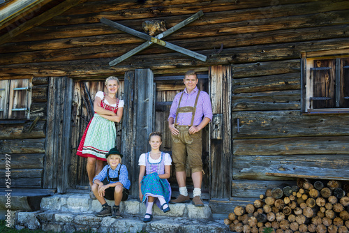 Stampa su Tela Young Bavarian family in a beautiful mountain landscape