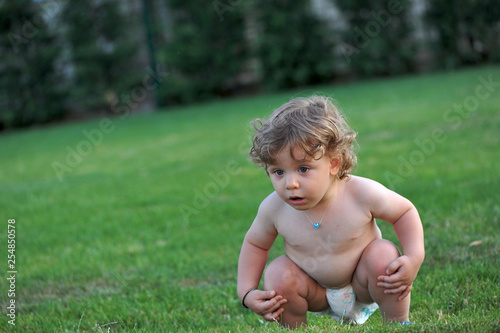 Foto Baby getting wet on a garden in summer