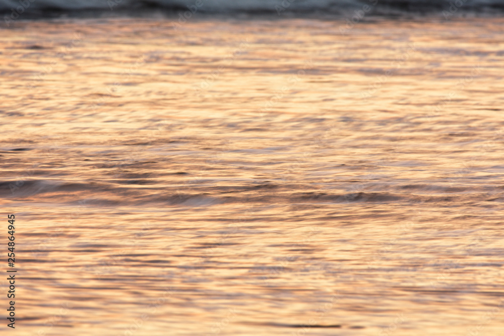 das Meer leuchtet im Sonnenuntergang, Vik, Island das Meer leuchtet im Sonnenuntergang, Vik, Island