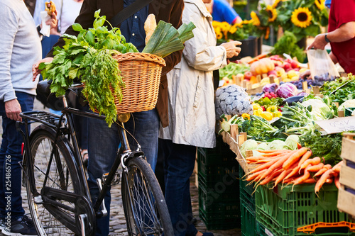 Mann Fahrrad Einkauf Markt Mütze Gemüse