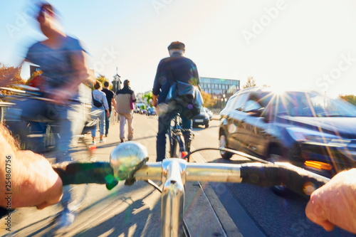 Radfahrer Gefahr Fahrradweg Fußgänger PKW