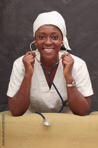 portrait d'une jeune femme noir infirmière vêtu en blouse blanche avec beau sourire 