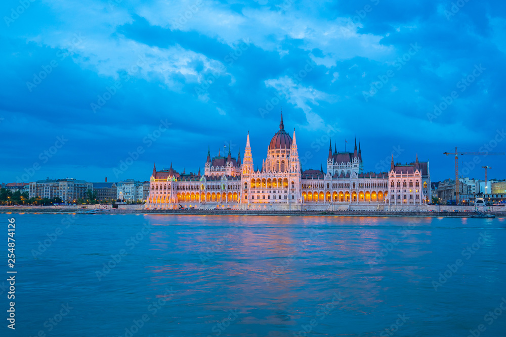 Obraz premium Budapest Parliament Building with view of Danube River in Hungary