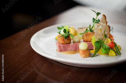 Fotografi Ham hock with seasonal vegetable salad