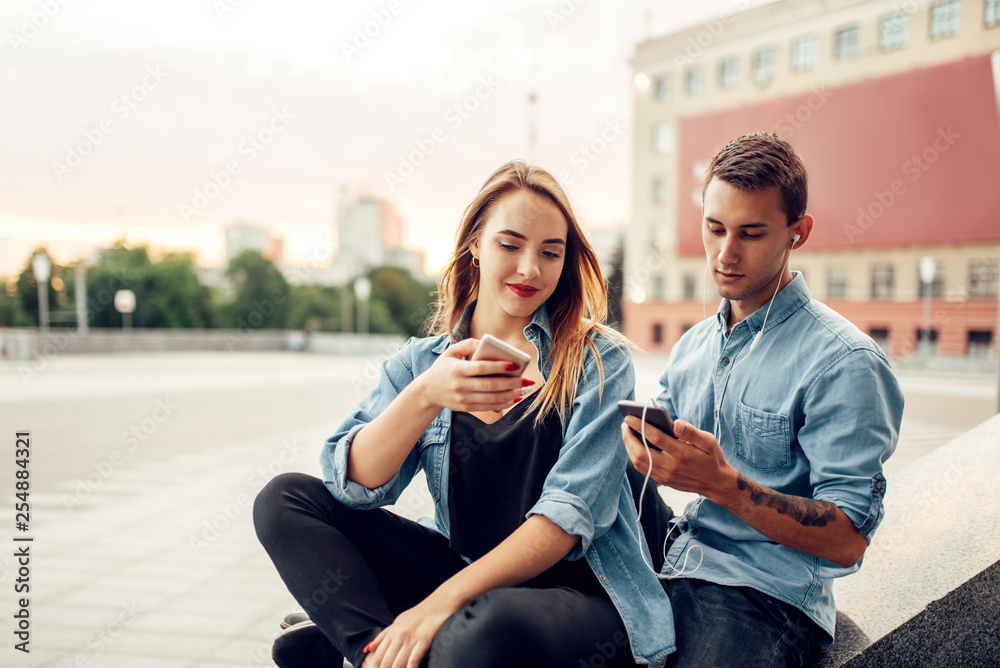 Phone addict couple cannot live without gadgets Phone addict couple cannot live without gadgets