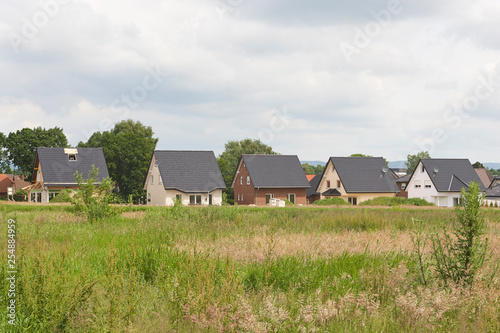 Wallpaper Mural Neubau Siedlung. auf der grünen Wiese Torontodigital.ca