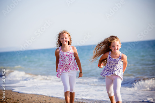 Belle bambine saltando sulla spiaggia
