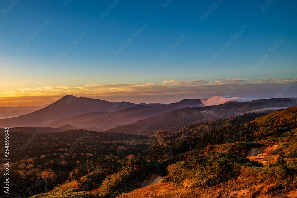 Fototapeta premium Autumn leaves and clouds in Hachimantai, Akita Prefecture