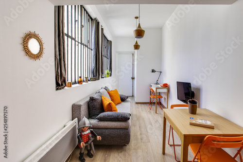 Atelier d'artiste Orange avec verrière et lampe Jielde