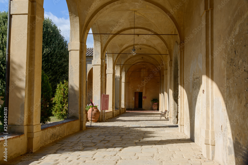 Auf einem Hügel nahe Siena befindet sich die Certosa di Pontignano, ein ehemalige Kloster, heute als Gästehaus der Universität Siena. Auch als Tourist kann man sich dort einmieten