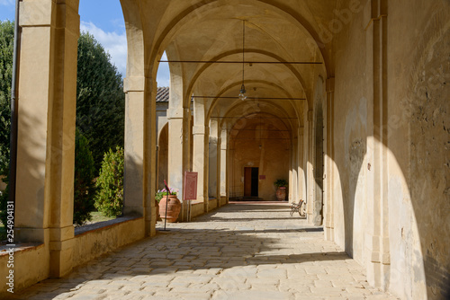 Auf einem H  gel nahe Siena befindet sich die Certosa di Pontignano  ein ehemalige Kloster  heute als G  stehaus der Universit  t Siena. Auch als Tourist kann man sich dort einmieten