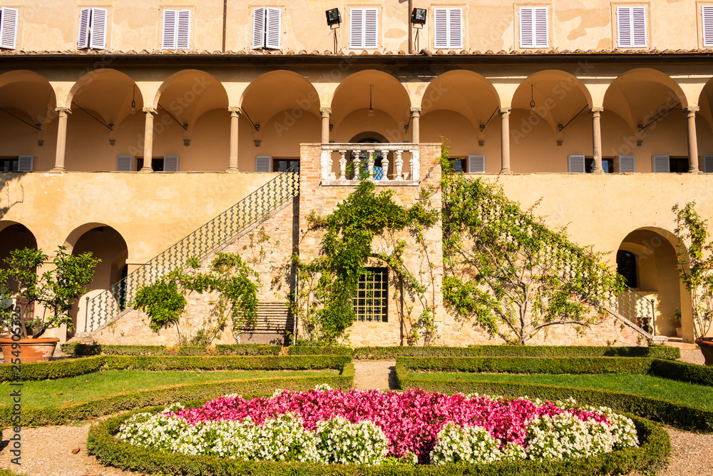 Obraz premium Auf einem Hügel nahe Siena befindet sich die Certosa di Pontignano, ein ehemalige Kloster, heute als Gästehaus der Universität Siena. Auch als Tourist kann man sich dort einmieten