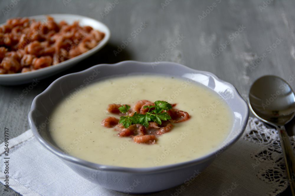 hausgemachte Pastinakencremesuppe mit Nordseekrabben