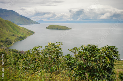 Foto Beautiful panoramic landscapes of Lake Toba and coffee plantations in North Suma