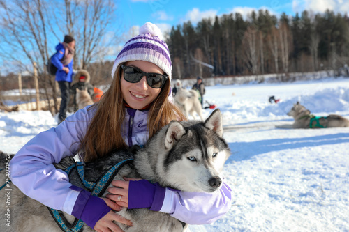 girl with husky hugs © Алена Новосельцева