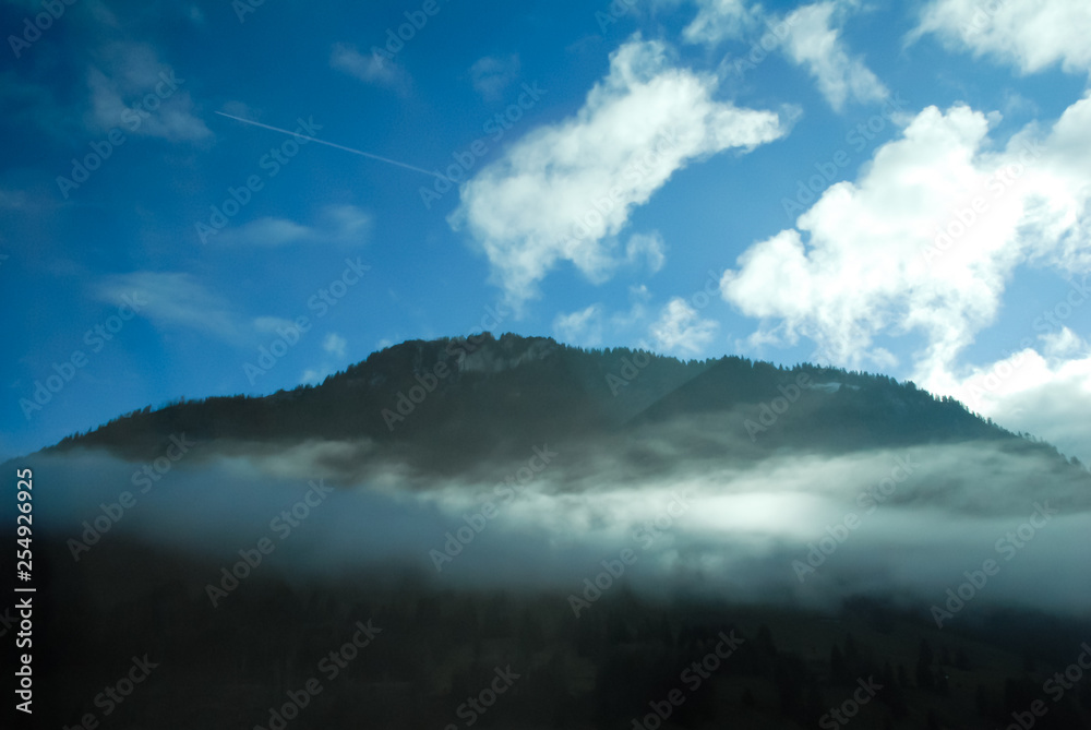 ゴールデン・パス・ラインの車窓　雲が掛かった秋のヴォー州の山（スイス・ヴォー州）