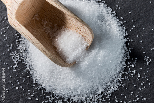 Holz Löffel und weißer Haufen Salz Nacl im Detail