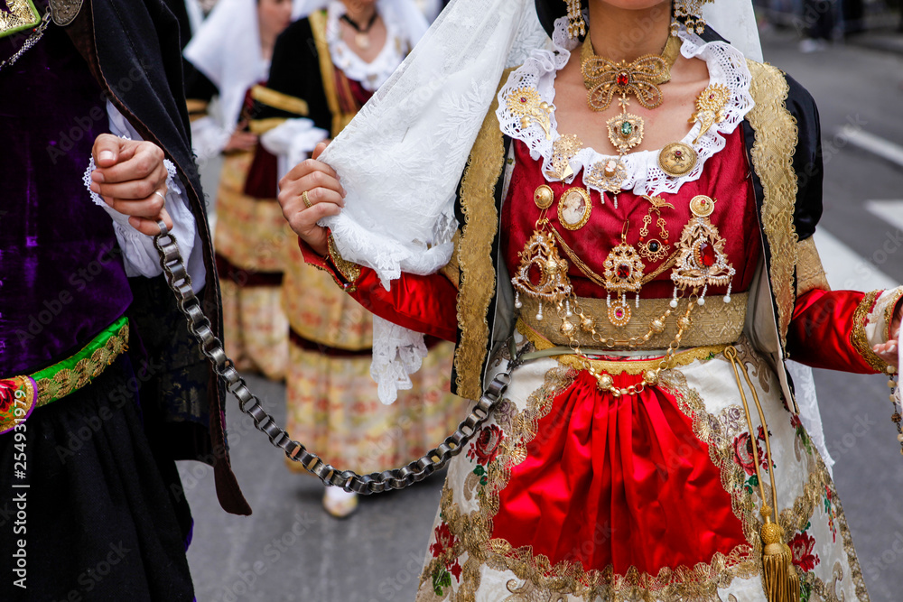Abito tradizionale  degli sposi di selargius con la catena in segno di promessa eterna- Sardegna