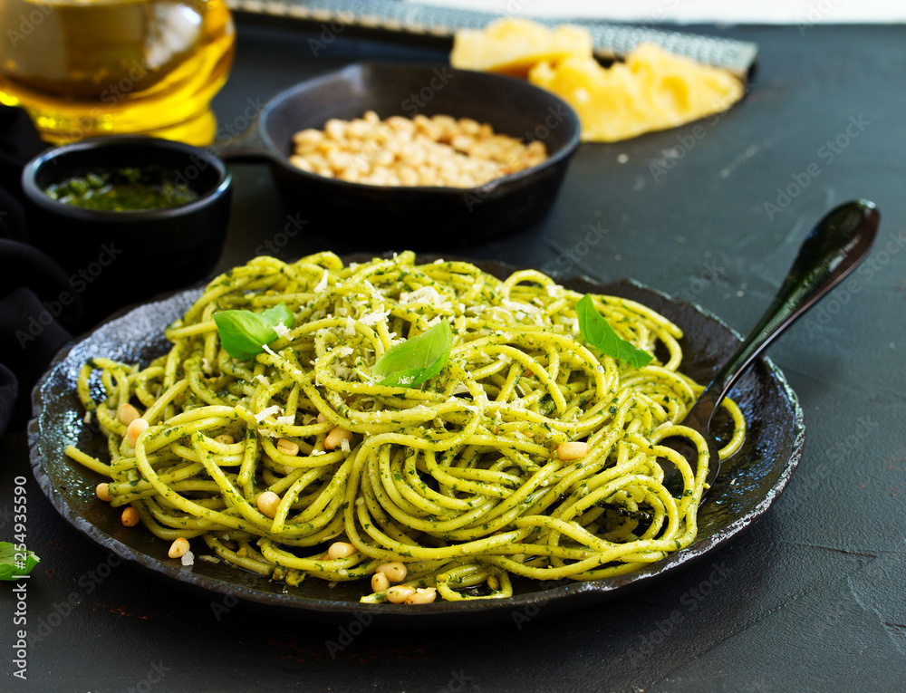 Spaghetti with pesto of arugula with pine nuts
