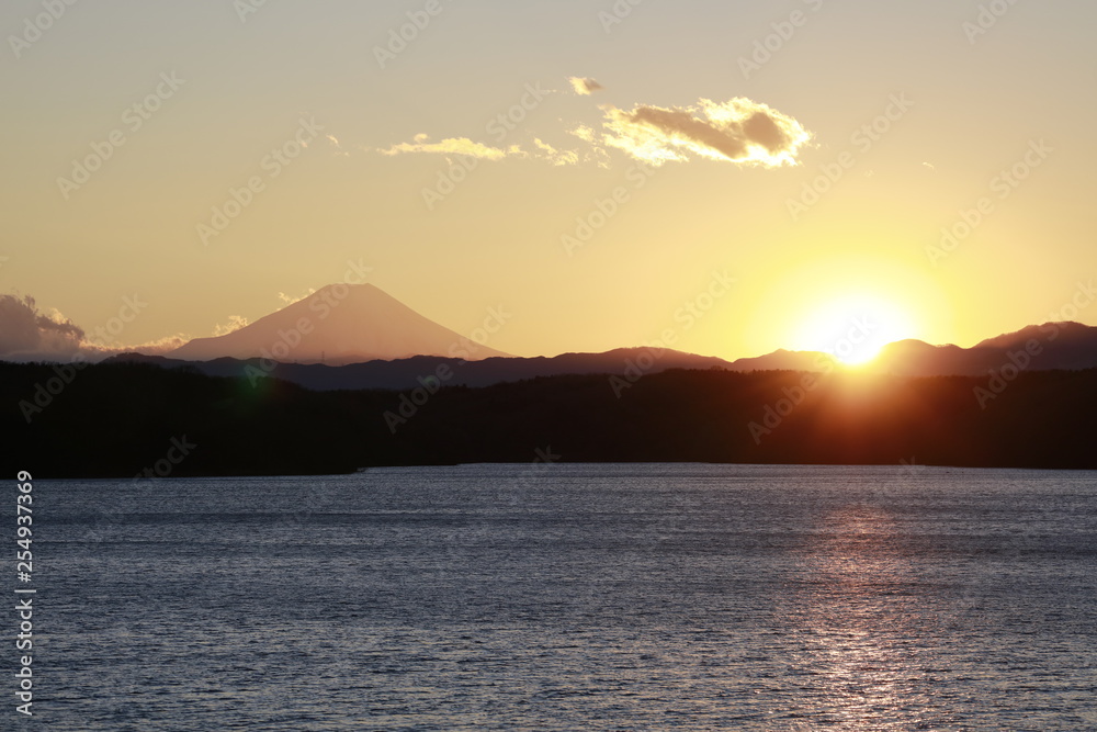 夕焼けと狭山湖と富士山