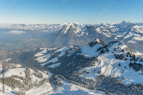 Blick vom Berg Moléson auf die verschneiten Schweizer Alpen © Stephanie Jud
