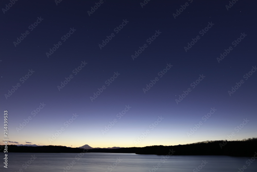 狭山湖と夜空