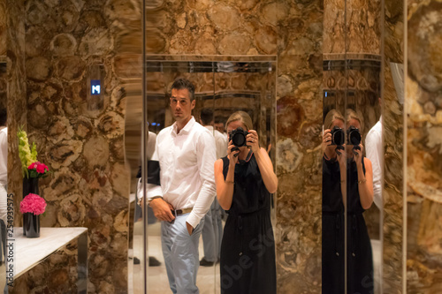 Junges Paar macht ein Foto vor einem Spiegel in einem Aufzug in Abu Dhabi