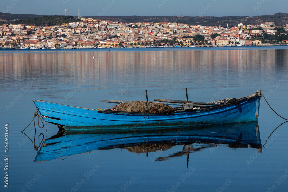 Fototapeta premium barche da pesca in legno nello stagno di fronte a Sant'Antioco - sardegna