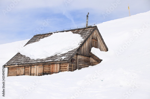 eingeschneites Haus im Schnee in Österreich