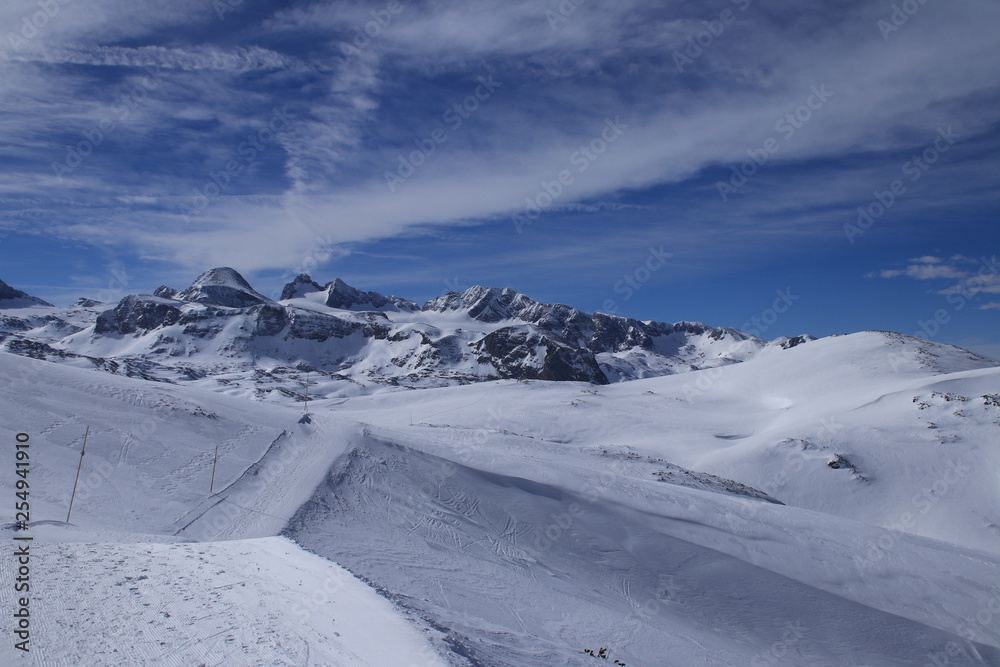 Traumhaftes Skigebiet mit Bergpanorama in Österreich