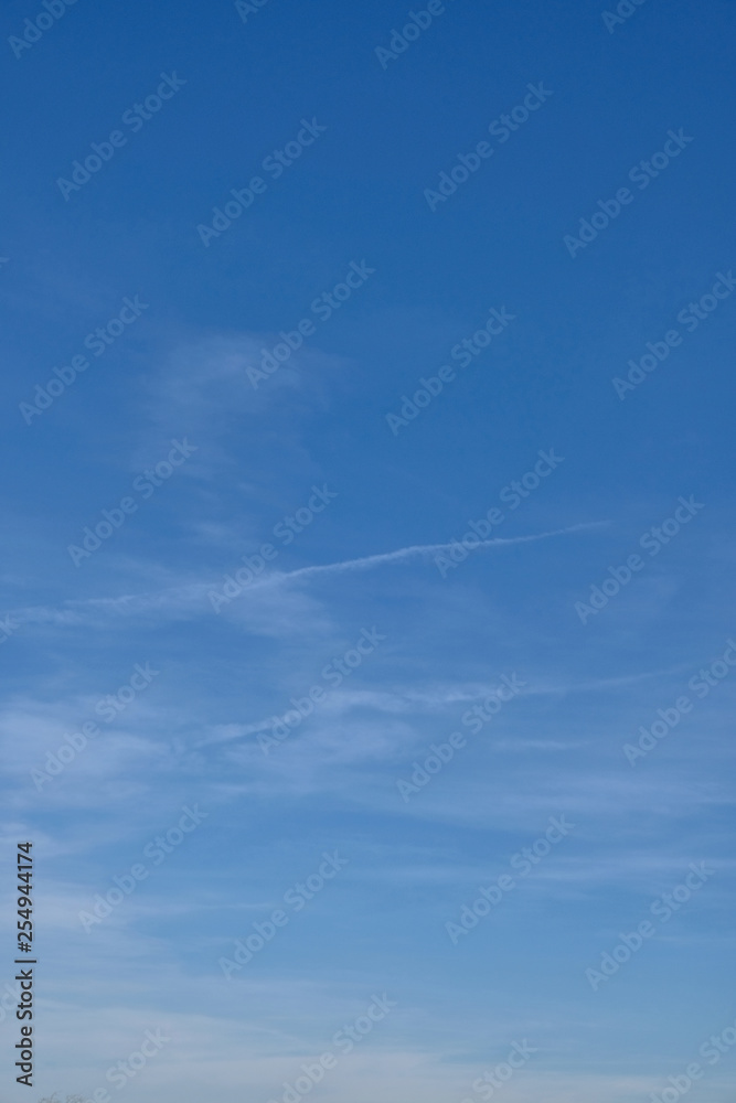 Blauer Himmel mit weißen, schweifenden Wolken in verschiedenen Farb und Blautönen - Set Blauer Himmel mit weißen, schweifenden Wolken in verschiedenen Farb und Blautönen - Set
