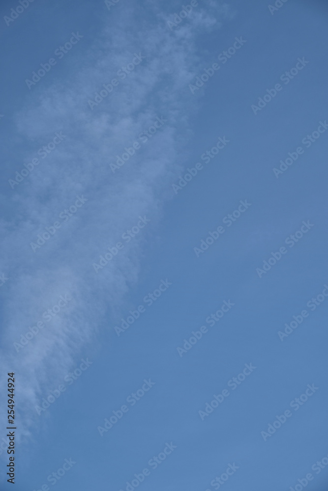 Blauer Himmel in verschiedenen Farben mit weißen schweifenden Wolken Blauer Himmel in verschiedenen Farben mit weißen schweifenden Wolken